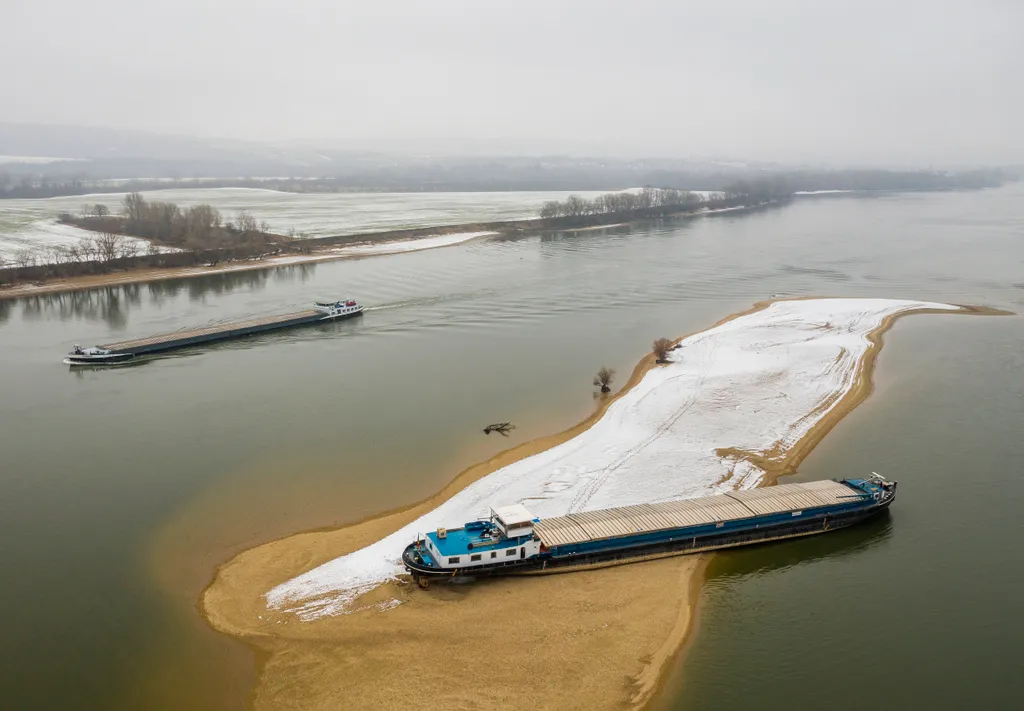 Szob, 2019. január 30.
Megfeneklett, román felségjelzésű, Jess nevű teherhajó a Dunán, az esztergomi Helemba-sziget és Szob között 2019. január 30-án. A hajó január 17-én futott zátonyra.
MTI/Mohai Balázs 