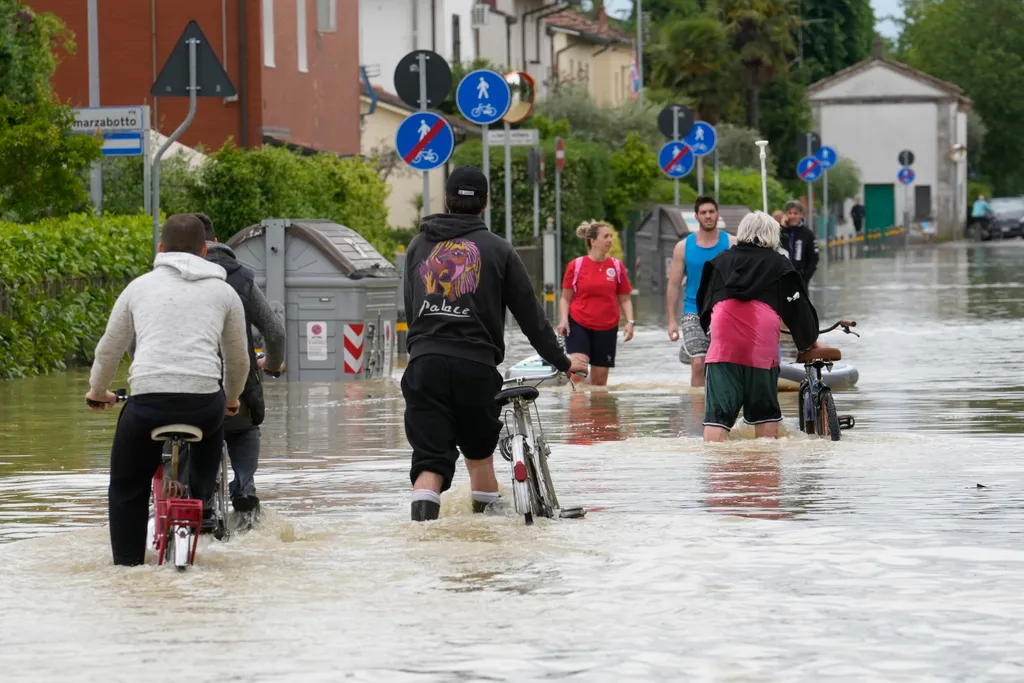 Lugo, 2023. május 18.
Árvízben gázolnak emberek a közép-olaszországi Ravenna közelében fekvő Lugóban 2023. május 18-án. Az elsősorban Emilia Romagna tartományt sújtó áradások legalább kilenc ember halálát okozták, több mint tizenháromezret pedig otthona e