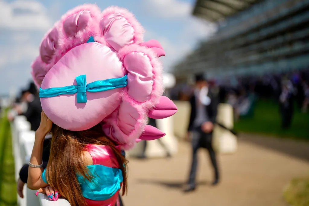 A Royal Ascot legdíszesebb fejfedői galéria 