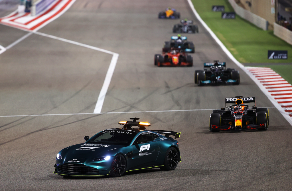 Forma-1, Aston Martin Vantage biztonsági autó, Max Verstappen, Red Bull, Bahreini Nagydíj 