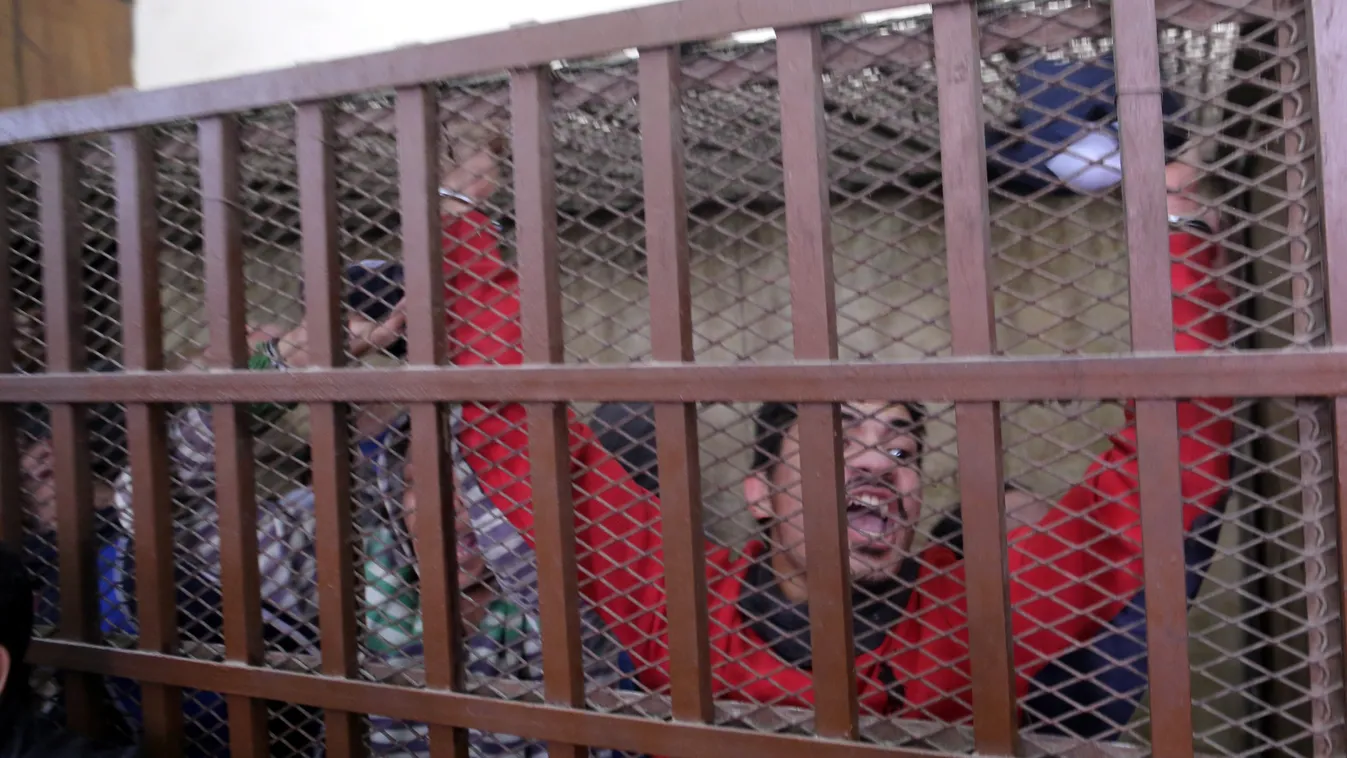 Kairó, 2015. január 12.
A kicsapongás miatt letartóztatott vádlottak kiabálnak rács mögött a kairói bíróságon 2015. január 12-én. A bíróság ártatlannak nyilvánította azt a 26 egyiptomi férfit, akiket azzal a vádoltak, hogy egy kairói fürdőben csoportos or