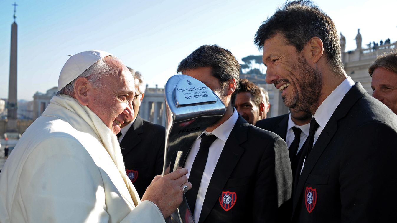 Ferenc pápa a San Lorenzo argentin fociklub trófeájával Vatikánvárosban 