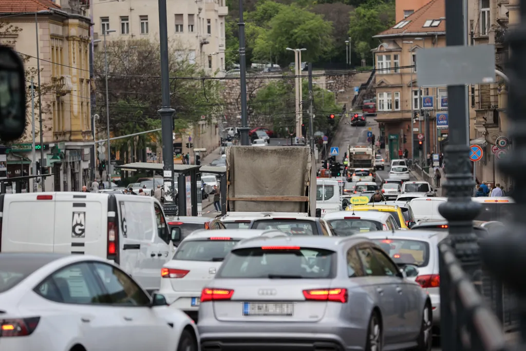 Dugó, autó, torlódás, közlekedés, forgalom, autó, belváros, Budapest, 2022.05.02. 