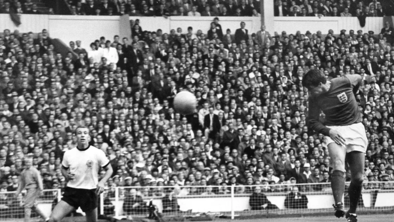 Soccer World Cup 1966: Germany vs England - Hurst scores the 1:1 with a header .Endspiel .Finale .Fußball .Männer .Personen .Sport .WM .Weltmeisterschaft 1966 Deutschland-England England England-Deutschland Germany Kopfball Kopfballtor People SPO SPORT ac