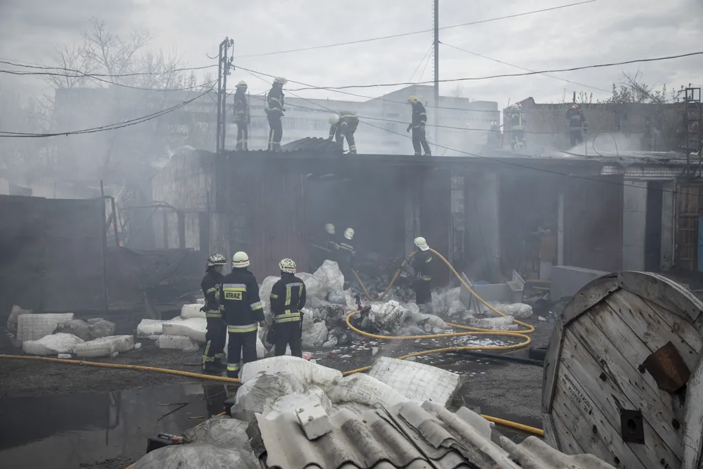 Ukrán válság 2022, orosz, ukrán, háború, Ukrajna, Harkov, raktár, tűz, tűzoltó 