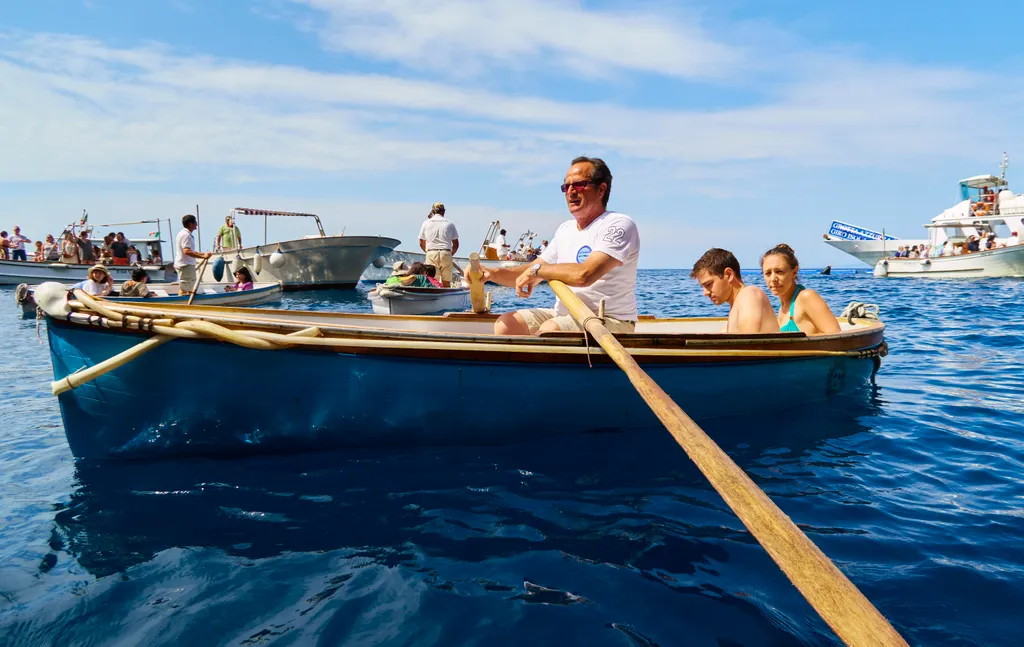 Italy, Capri, Kék barlang  Exploring Naples - A Place to Visit Topics World Culture Ocean Grotta Azzurra Island of Capri Sea Cave Tourist Attraction 