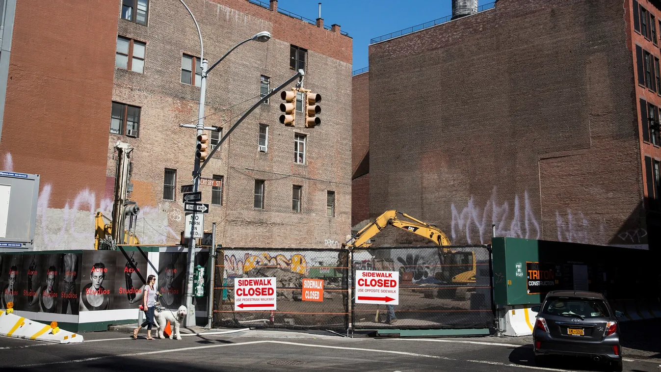 GettyImageRank2 BUILDING Site Space Luxury Business CONSTRUCTION FINANCE HORIZONTAL Residential District Apartment USA Underground New York City SoHo - New York PARKING Price ECONOMY 42 Crosby Street NEW YORK, NY - SEPTEMBER 10: The construction site at 4