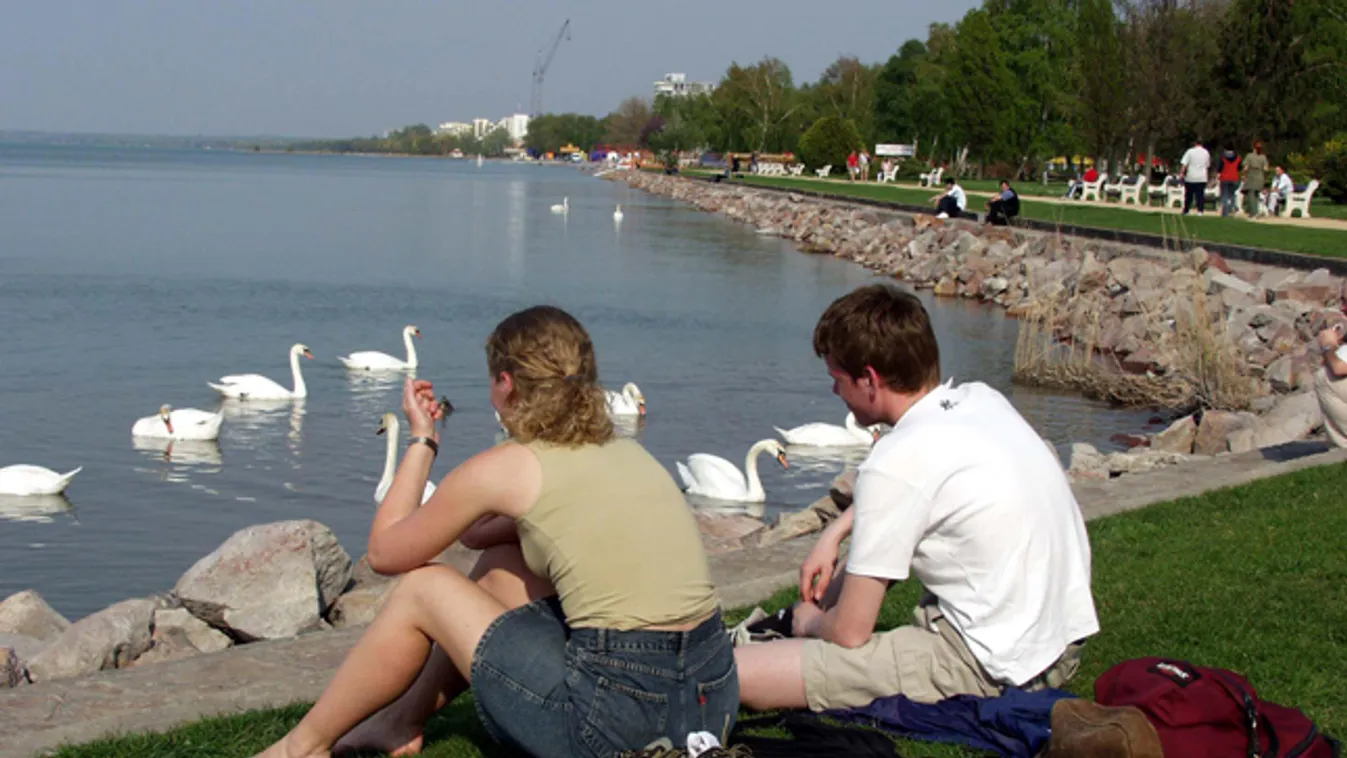 Siófoki Rózsakert,a nyárias melegben egyre többen töltik szabadidejüket a Balaton partjainál. 2003. május 2. 