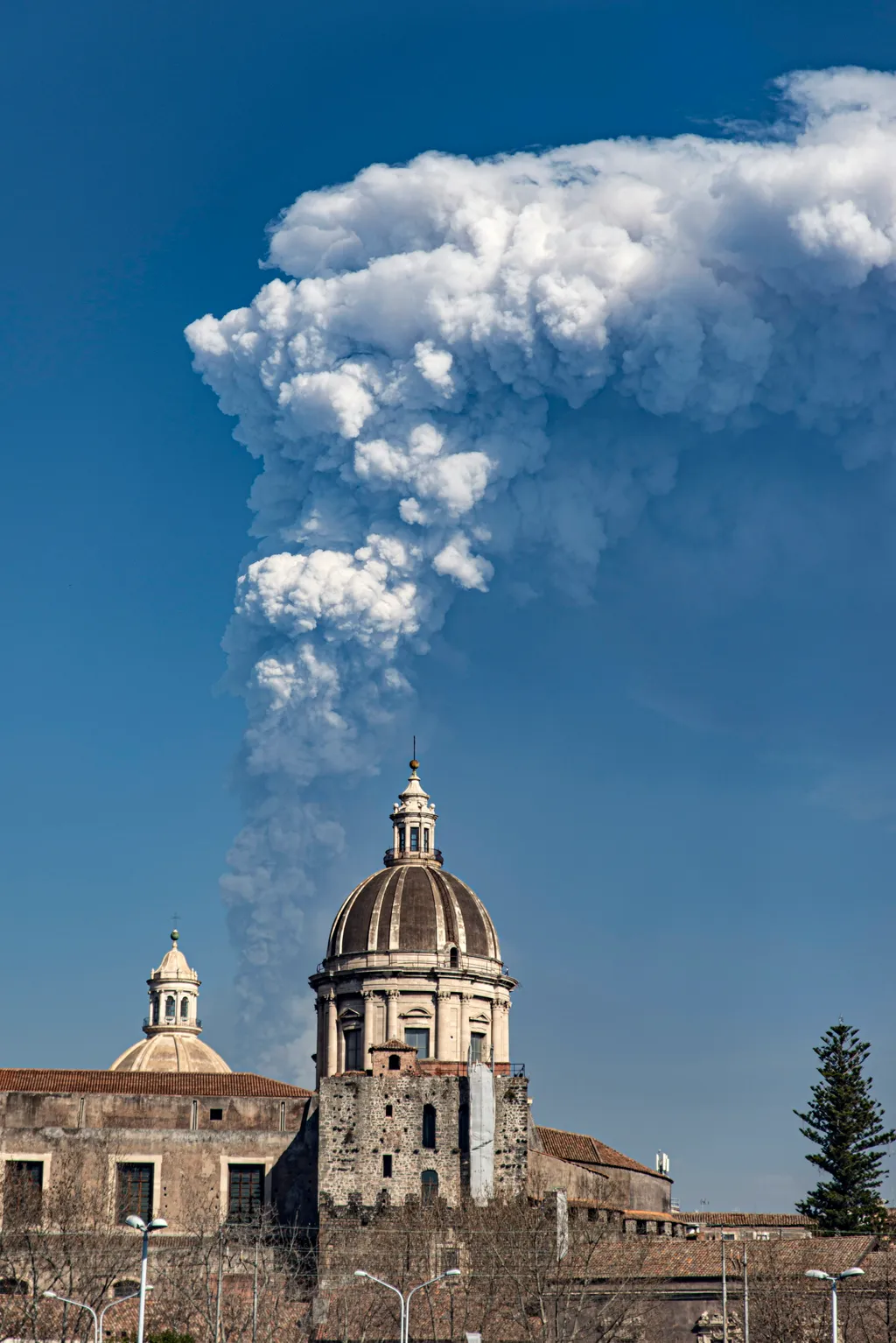 Catania, March 4, 2021. Ninth eruption in 17 days from the Southeast Crater. Ash plume seen from Catania. 
