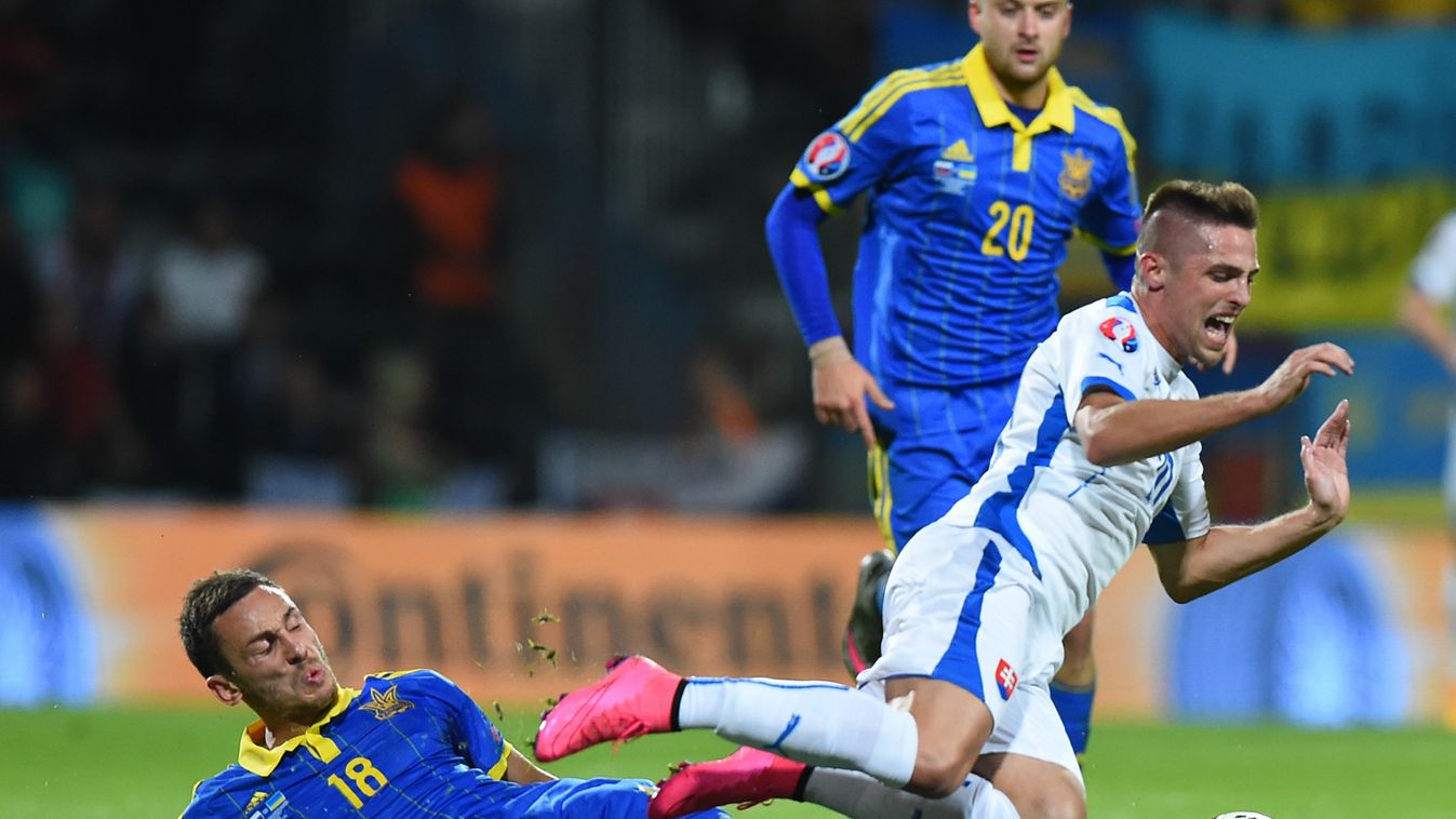 ukrán fociválogatott szlovák fociválogatott Robert Mak és Szerhij Ribalka harca a labdáért 