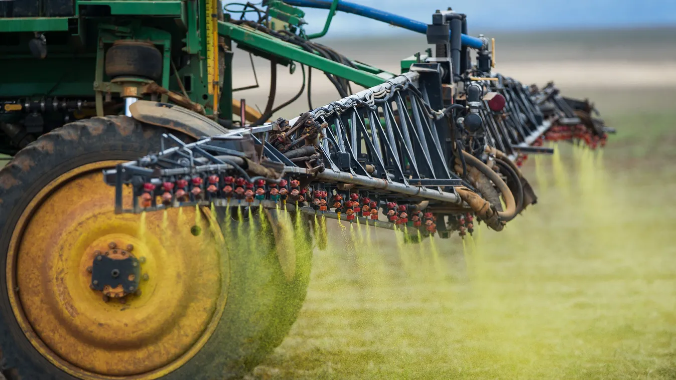 Gyomirtó, gyomirtóval permetez egy traktor egy brazil szántóföldön 