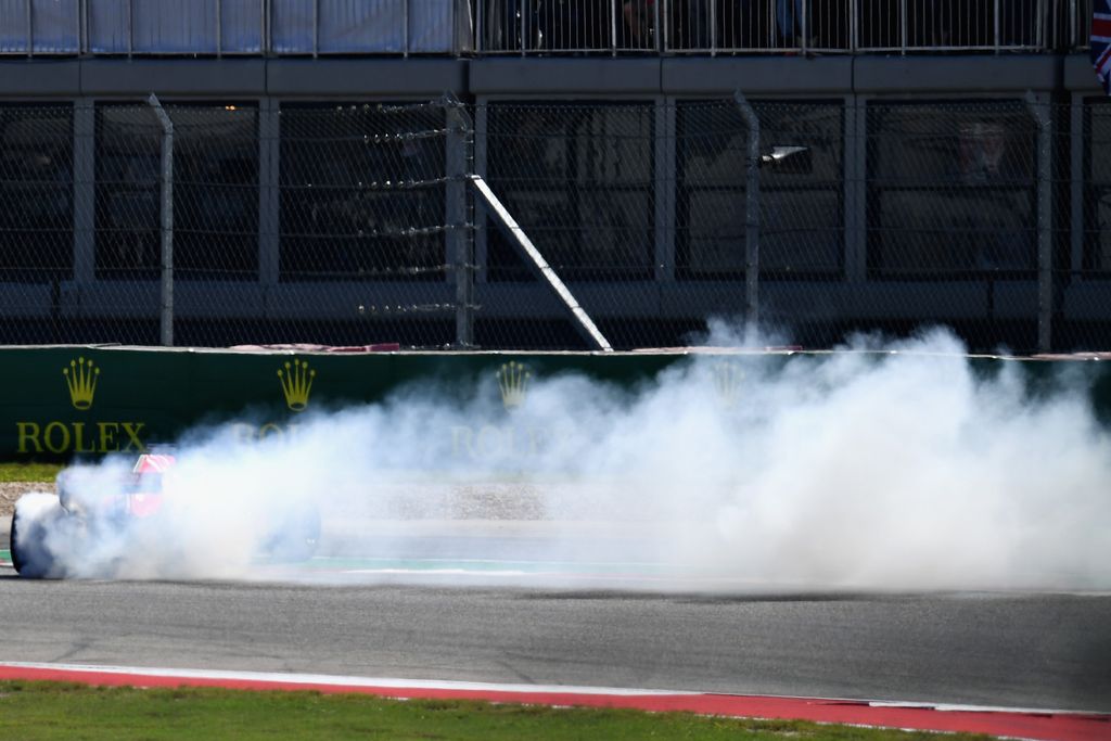 Forma-1, USA Nagydíj, Sebastian Vettel, füst, megpördülés 