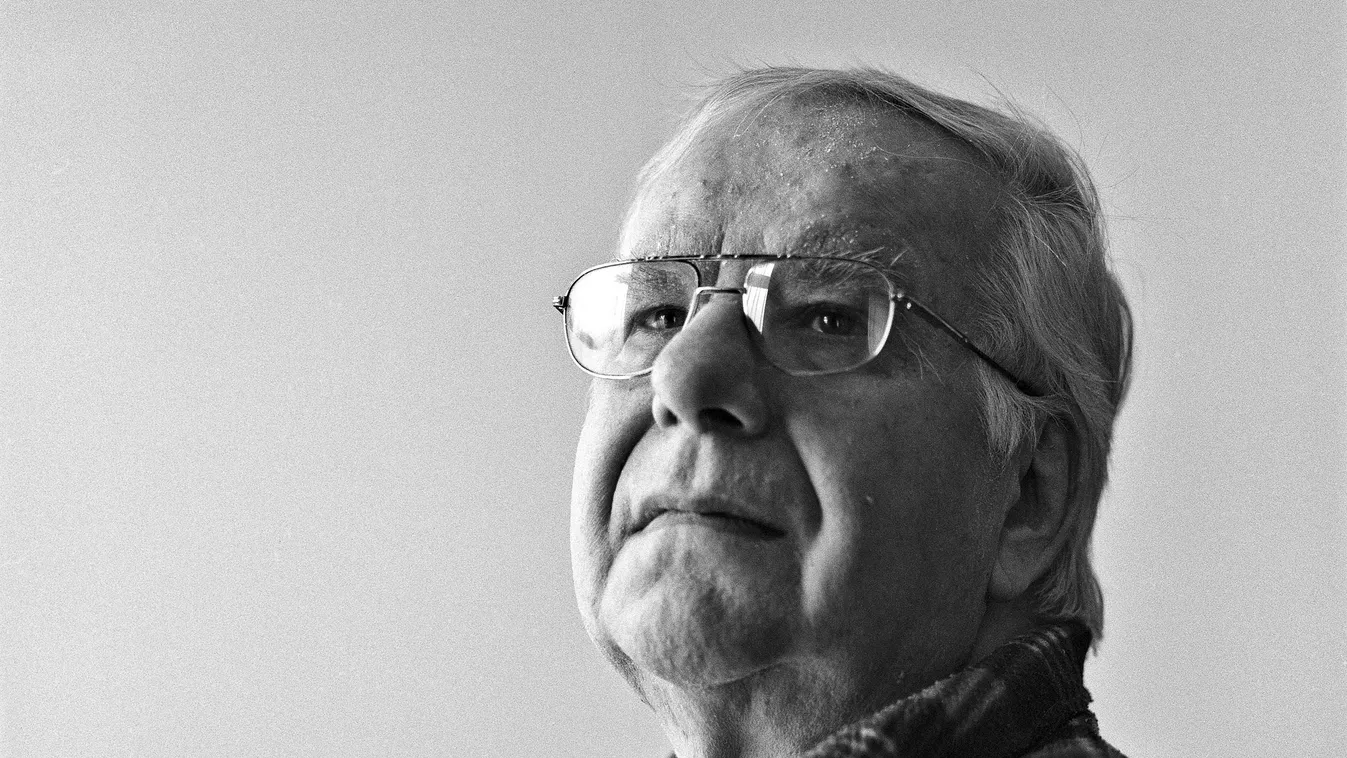 Zsombolyai János arckép, portré KÉPKIVÁGÁS FOTÓ rendező művész Közéleti személyiség foglalkozása SZEMÉLY operatőr arckép, portré KÉPKIVÁGÁS FOTÓ rendező művész Közéleti személyiség foglalkozása SZEMÉLY operatőr Budapest, 2010. január 22.
Zsombolyai János 