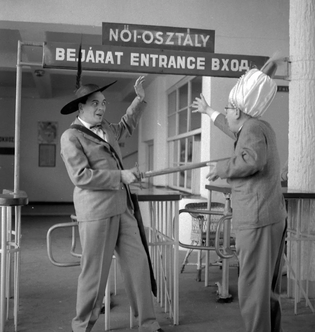 1962 Budapest,
Margitsziget
Csákányi László és Rátonyi Róbert színművészek a Palatinus Strandfürdő bejáratánál 