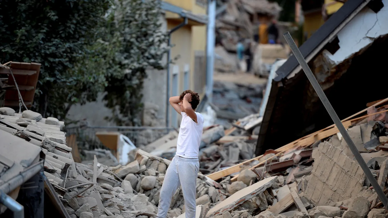Olaszország, 6,2-es erősségű földrengés, Amatrice, áldozat, halál,   katasztrófa sújtotta övezet rom romos épület törmelék 