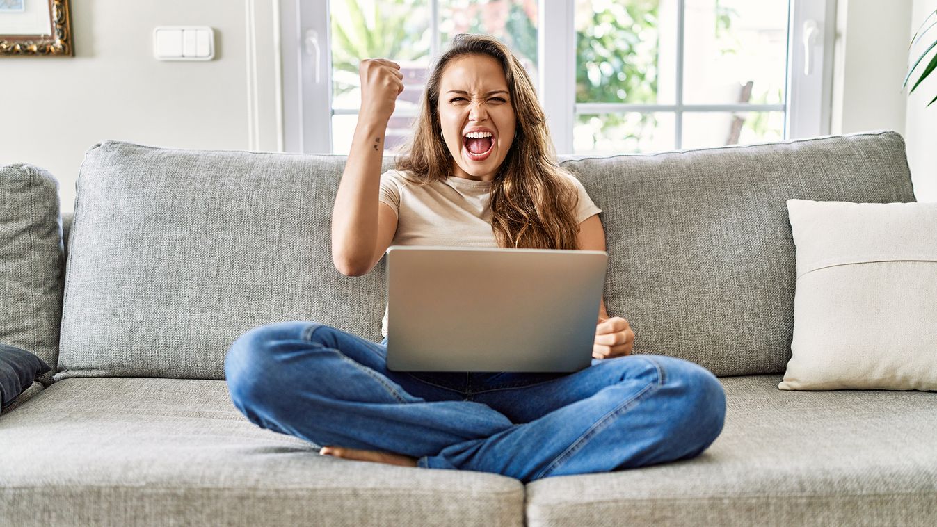 mérges ideges laptop fiatal nő nappali kanapé 