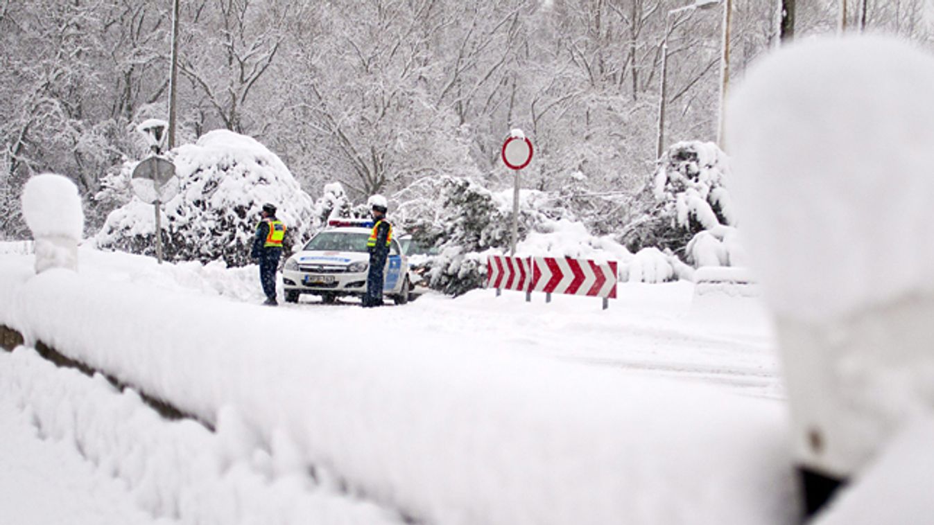 hó, havazás, hóhelyzet, időjárás, Rendőrök állnak a szlovák - magyar határon Vámosszabadinál, 