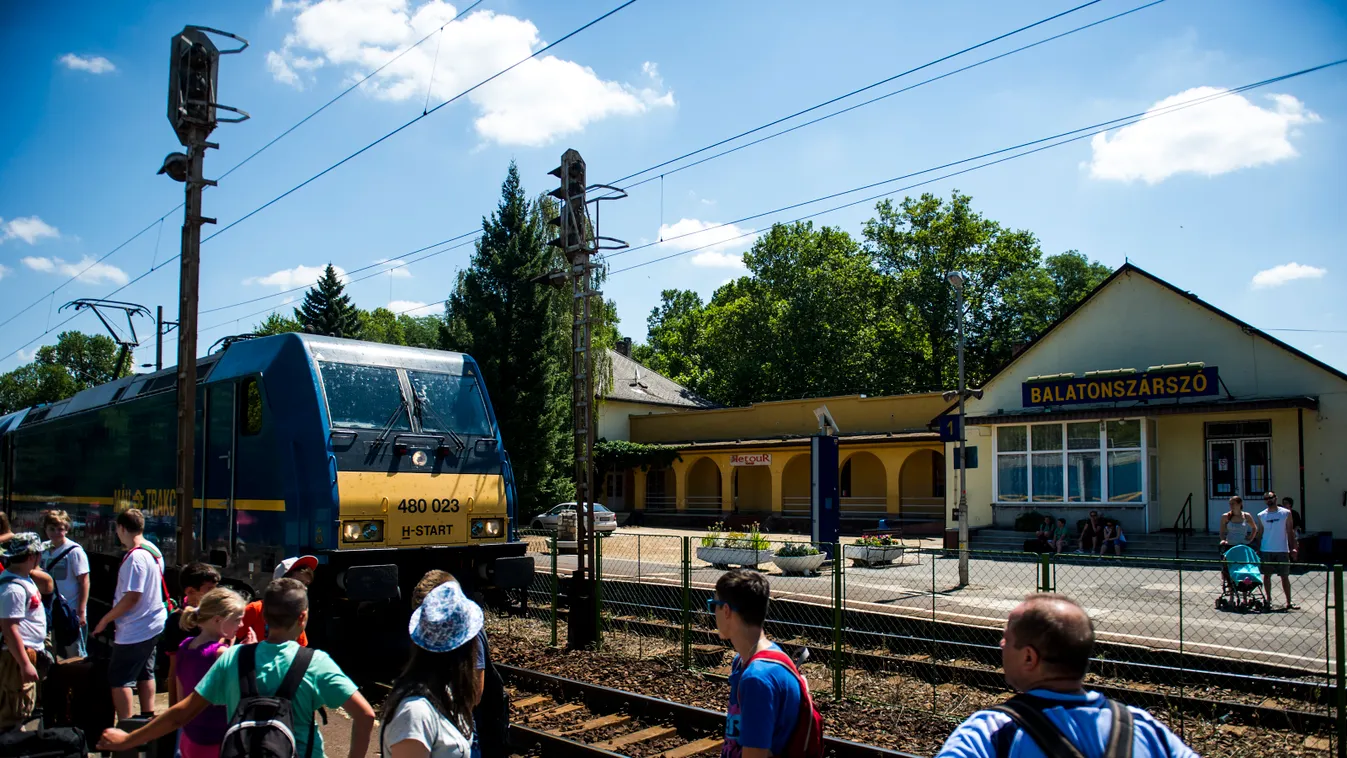 Balatonszárszó közbiztonság nyaralás Balaton vasúti jelzőlámpa vasúti átjáró MÁV vasútállomás 