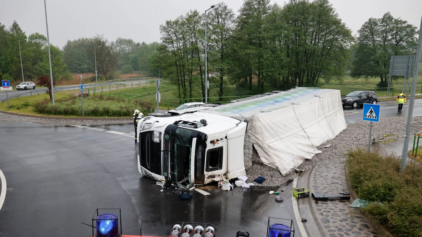 Nagykanizsa, 2022. május 7.
Oldalára borult nyerges vontató egy körforgalomban Nagykanizsán 2022. május 7-én. A balesetben meghalt a járműbe szorult sofőr, akit a tűzoltók emeltek ki 