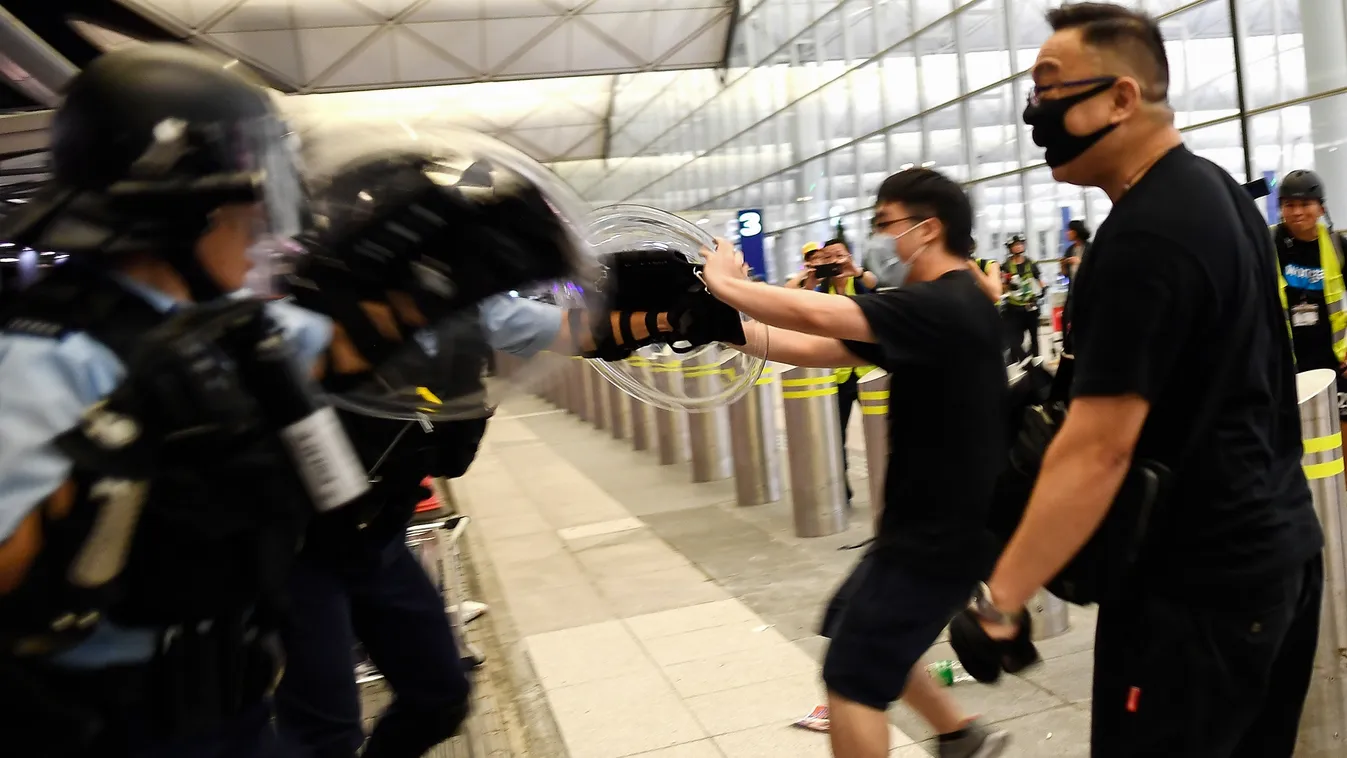 Hongkong, Kína, tüntetés, rendőrök, rohamrendőrök, repülőtér 