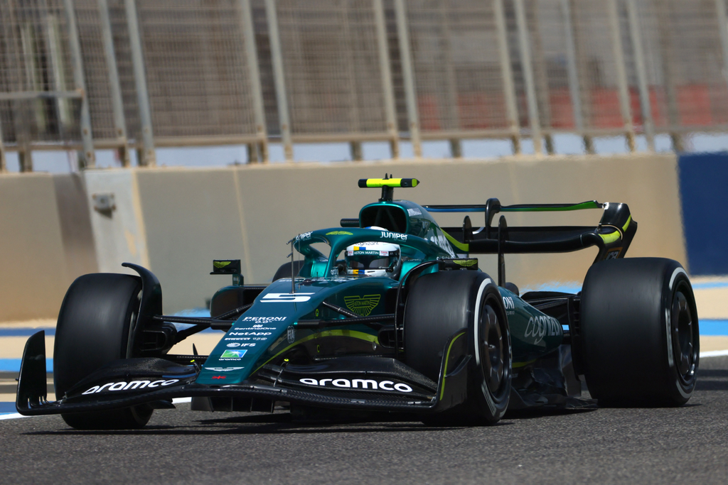 Forma-1, teszt, Bahrein 1. nap, Vettel, Aston Martin 