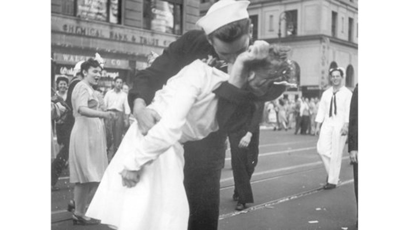 csók a Tmes Square-en, matróz, nővér, második világháború 