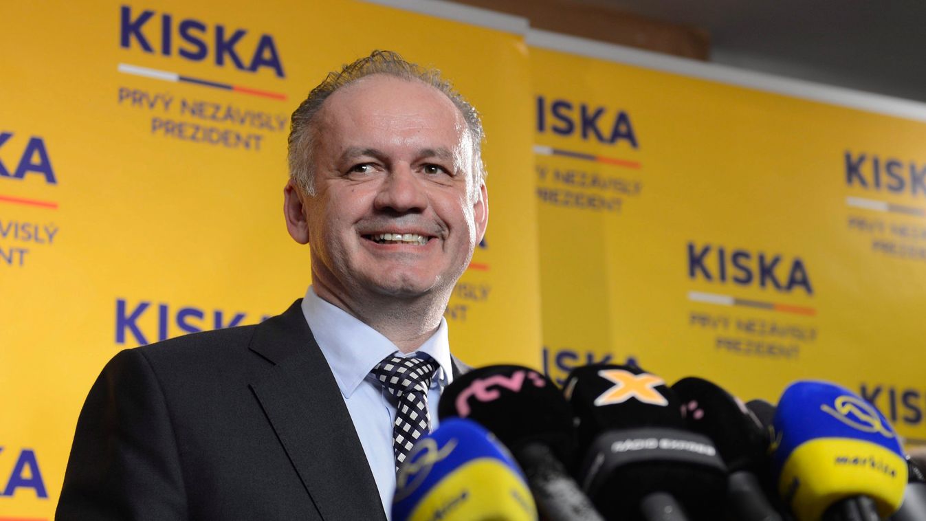 Andrej Kiska szlovák független elnökjelölt pozsonyi kampányközpontjában 2014. március 30-án hajnalban, miután győzött a szlovák elnökválasztás második fordulójában. (MTI/EPA/Filip Singer) 