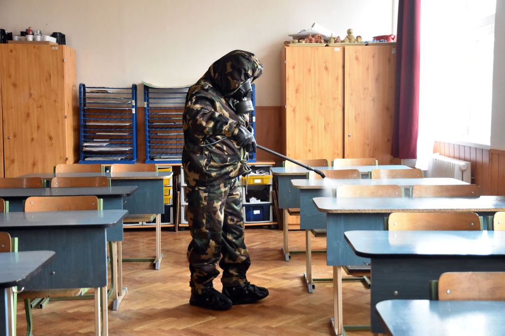 Koronavírus - Szolnoki általános iskolát fertőtlenített a honvédség 