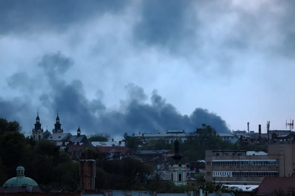 Ukrán válság 2022, orosz, ukrán, háború, Ukrajna, füst, lviv 