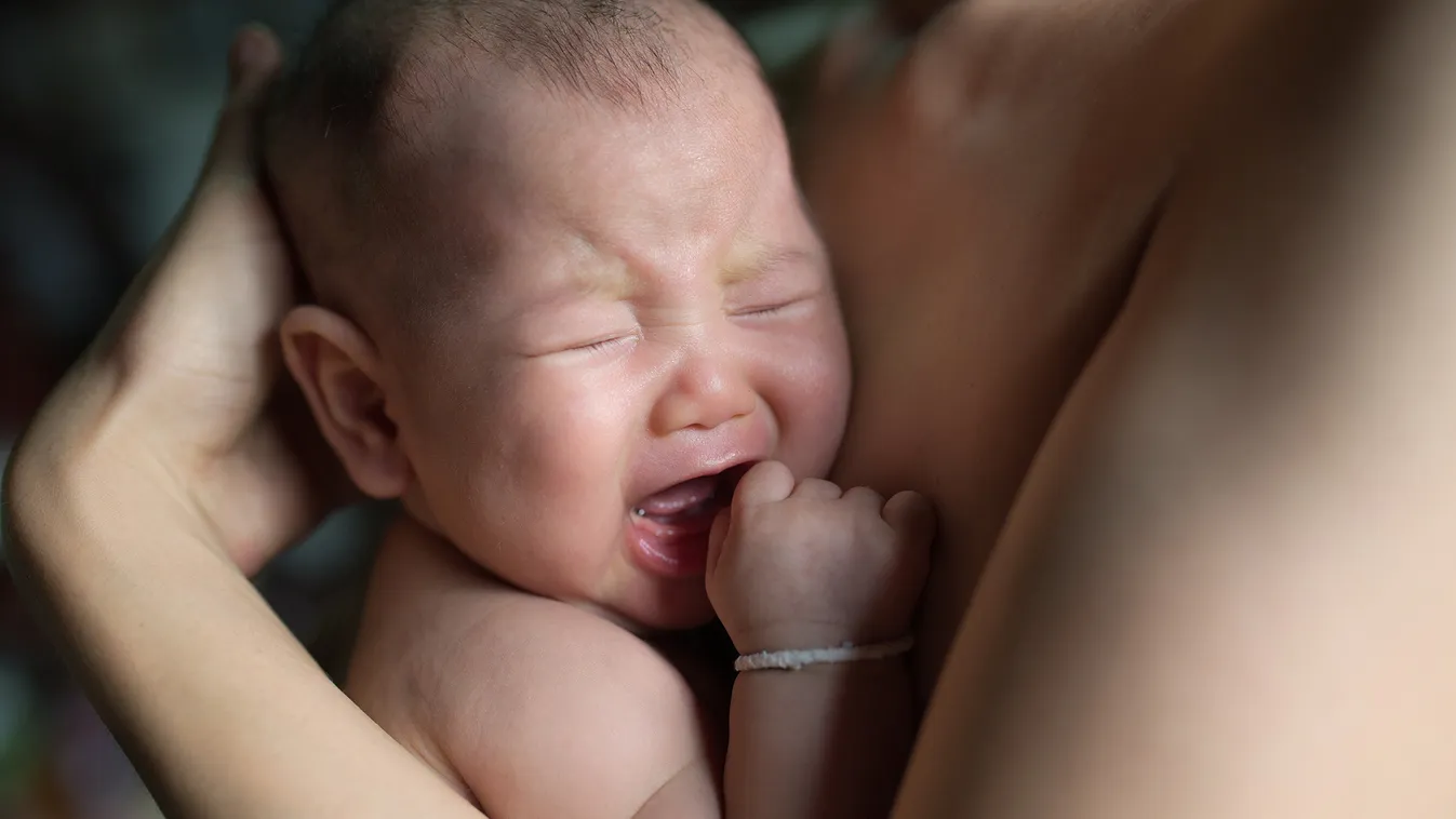 kisbaba bébi csecsemő újszülött A csecsemők saját védelmük érdekében könnyeznek a hangos sírás mellett 