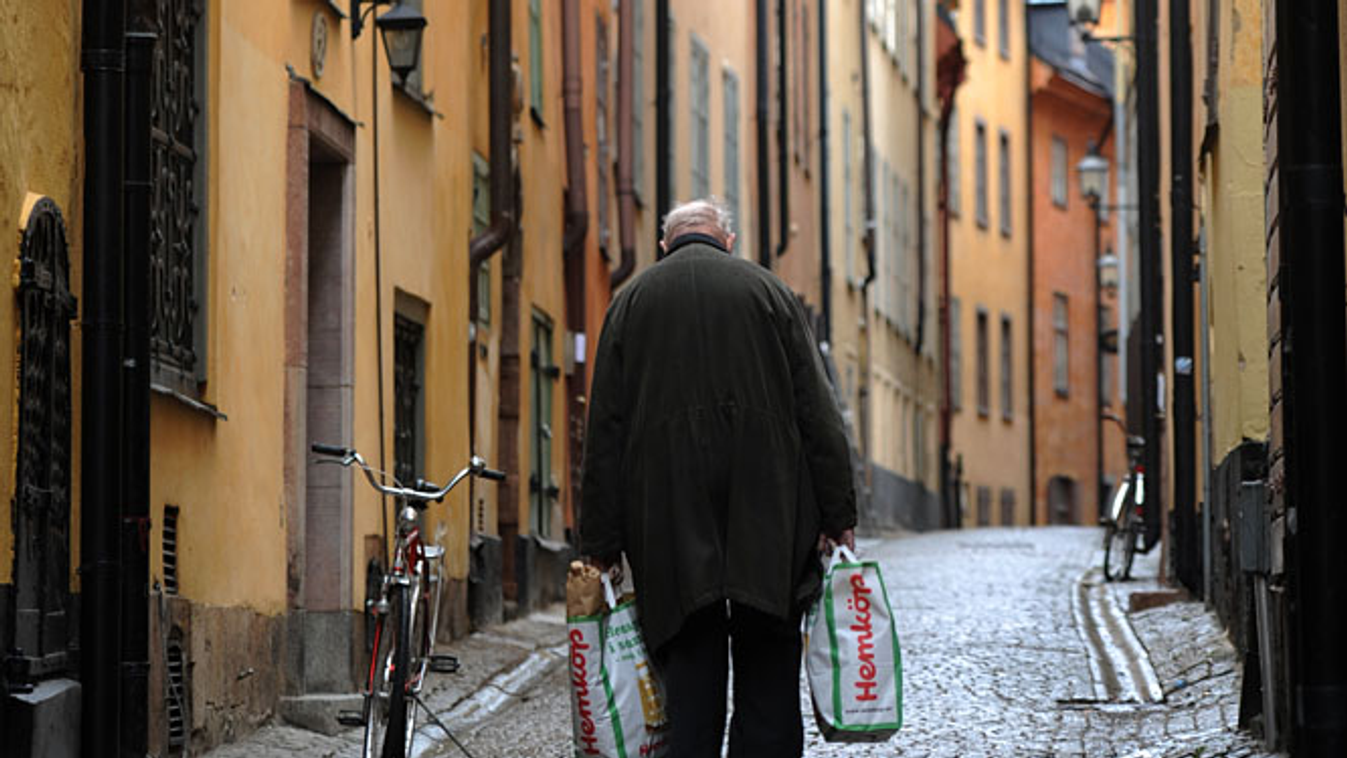öregek, öregség, svéd nyugdíjas szatyrokat cipel Stockholmban 