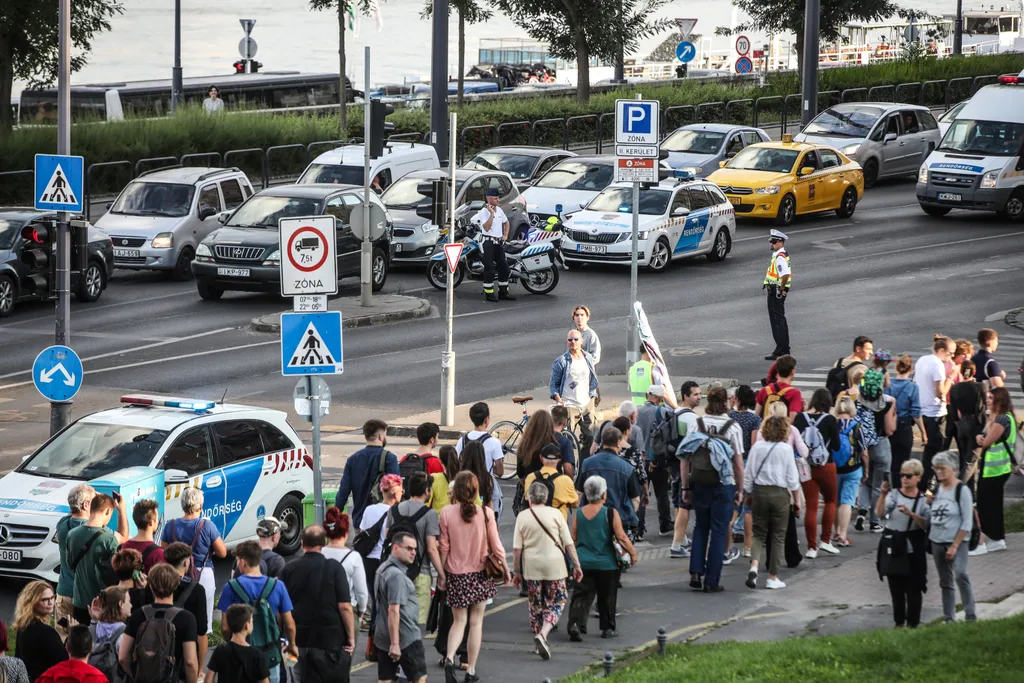 Demokrácia napi tüntetés, Budapest, 2023.09.15. oktatás, tanulás, tanítás, tanító, diák, tanár, Margit hídon át vonulás a Kossuth térig, 