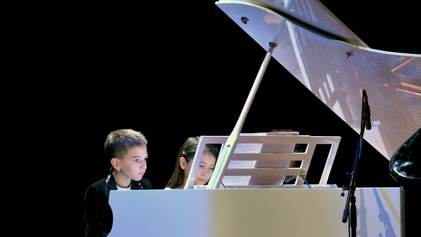 Trotta, Isa; Boros Misi billentyűs hangszer FOTÓ ÁLTALÁNOS gyermek HANGSZER hangverseny kisfiú kislány koncert MŰVÉSZET SZEMÉLY TÁRGY zenél zongora zongorázik zongorista 