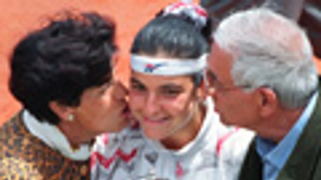 Arantxa Sánchez Vicario korábbi világelső teniszező és szülei az 1994-es farncia nyílt teniszbajnokságon