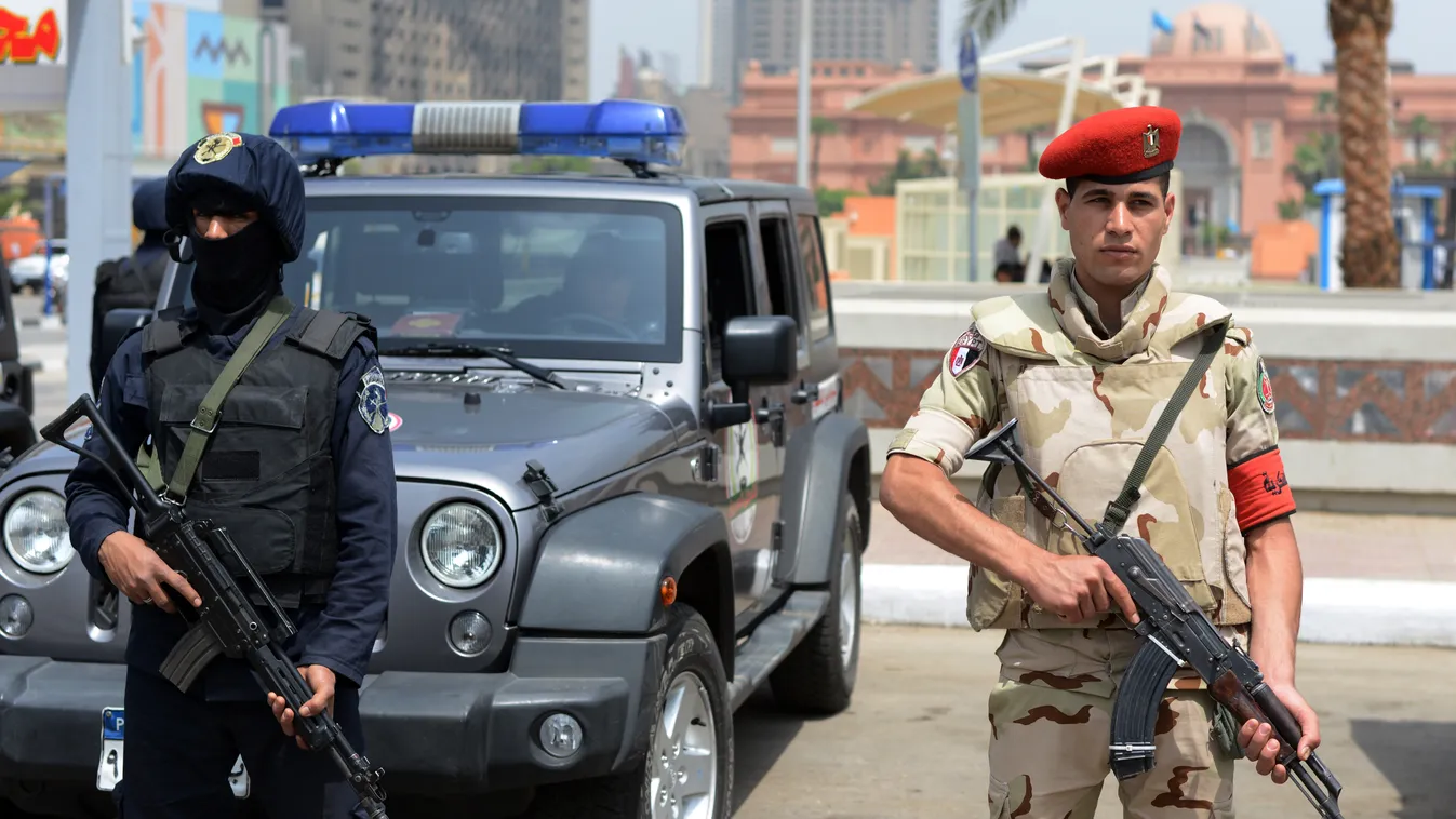 A member of the Egyptian special forces (L) and a soldier stand guard outside the Arab League headquarters in Cairo, on April  22, 2015, as Army chiefs from Arab League nations meet in the Egyptian capital to start work on the establishment of a region-wi