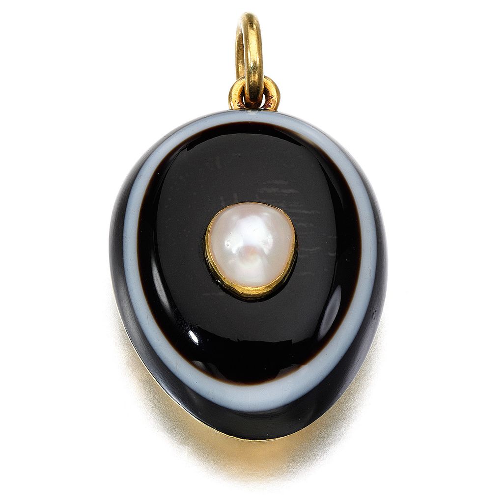 Royals Victoria auction

Banded agate and pearl pendant, 1878 