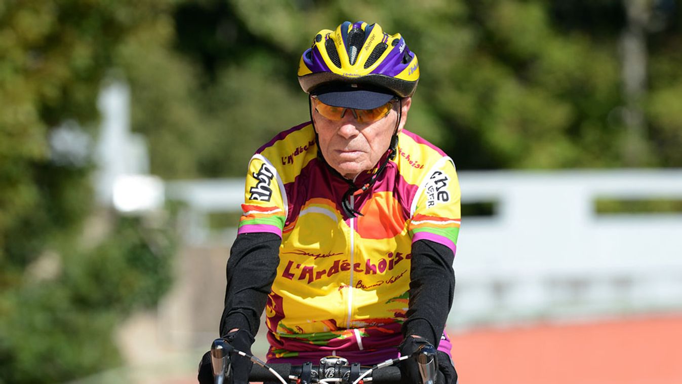 Robert Marchand, a több mint 100 éves kerékpáros, 100 km-t tekert Lyonban, 2012