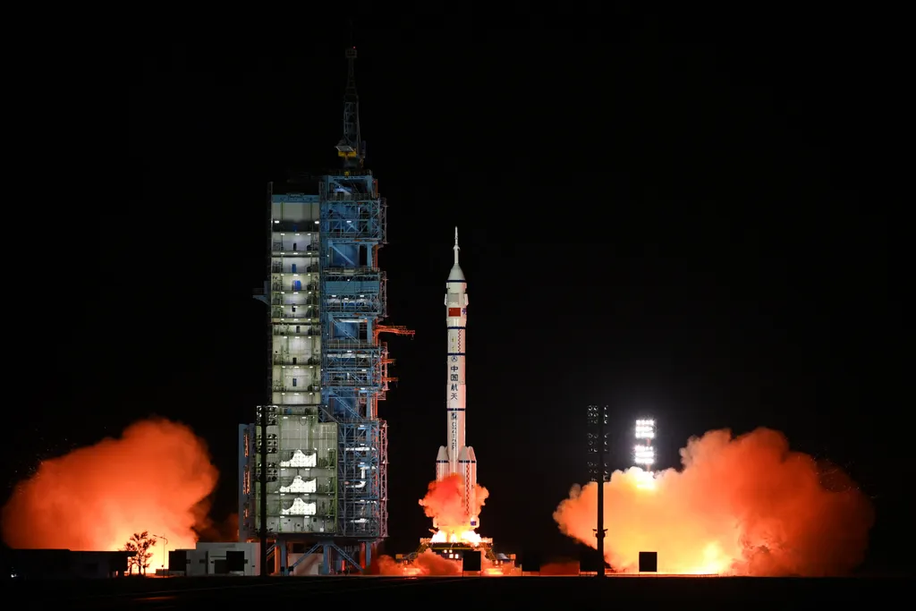 space Horizontal Shenzhou 15, Sencsou-15 űrhajó, 