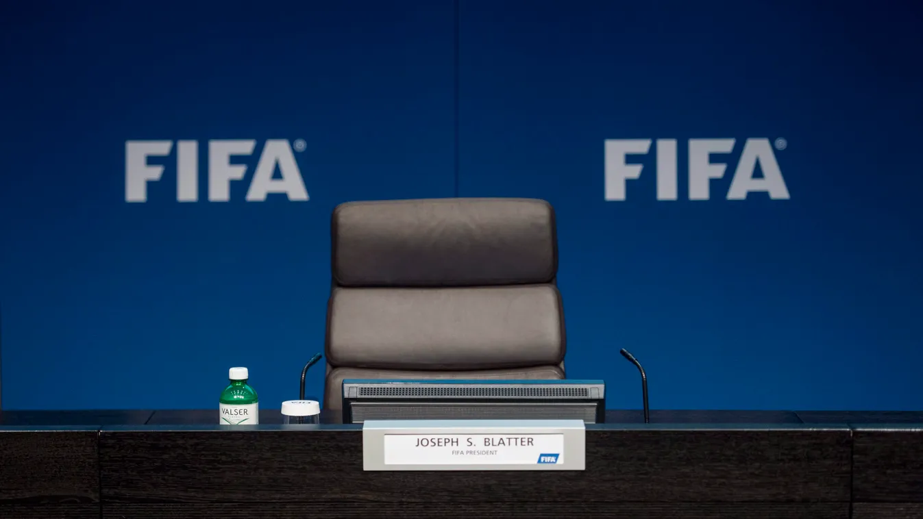 EGYÉB TÁRGY felirat FOTÓ ÁLTALÁNOS TÁRGY üres szék Zürich, 2015. június 2.
Joseph Blatternek, a Nemzetközi Labdarúgó-szövetség, a FIFA elnökének üres széke a szervezet zürichi székházában tartott sajtóértekezlete előtt, 2015. június 2-án. Később Blatter b