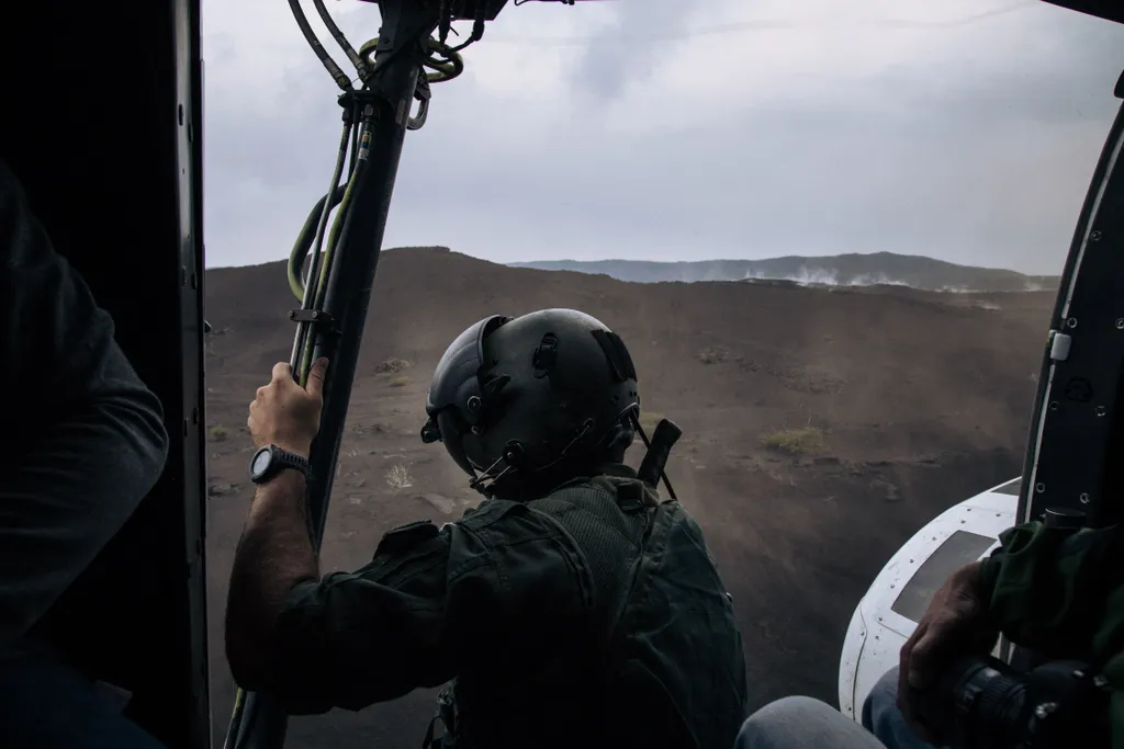 vulkán szakértők helikoptert szállítanak a Kongói Demokratikus Köztársaság kráterébe volcano Horizontal 