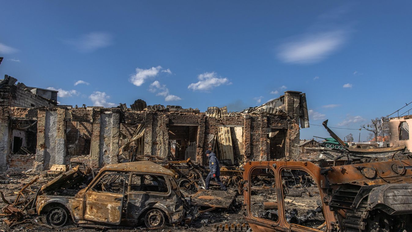 Ukrán válság 2022, orosz, ukrán, háború, Ukrajna, Trostianets, Trosztyanec, rakétatámadás, jármű, autó, romos épület, kiégett, romok 