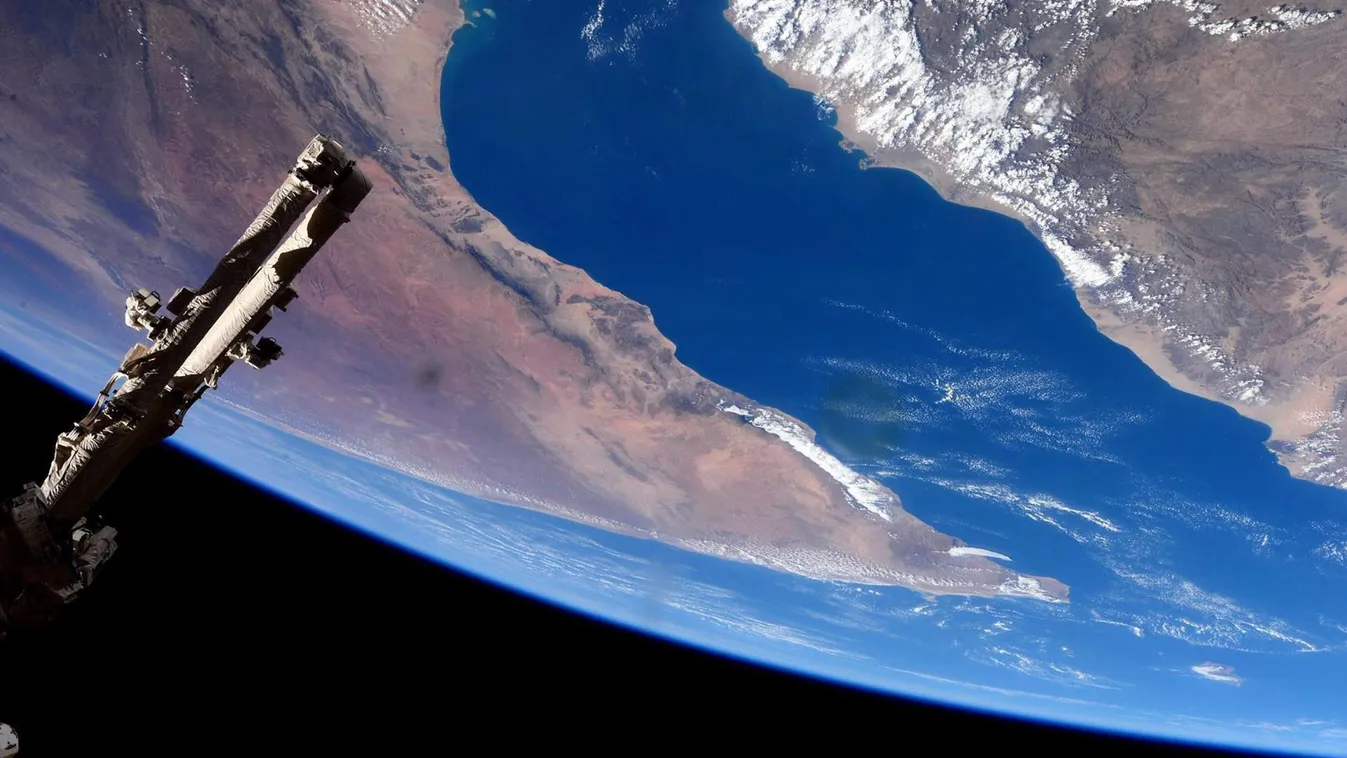 A NASA által közreadott, a Föld körül keringő Nemzetközi Űrállomáson (ISS) tartózkodó Samantha Cristoforetti olasz asztronauta által  kép az Ádeni-öbölről és Afrika szarváról 