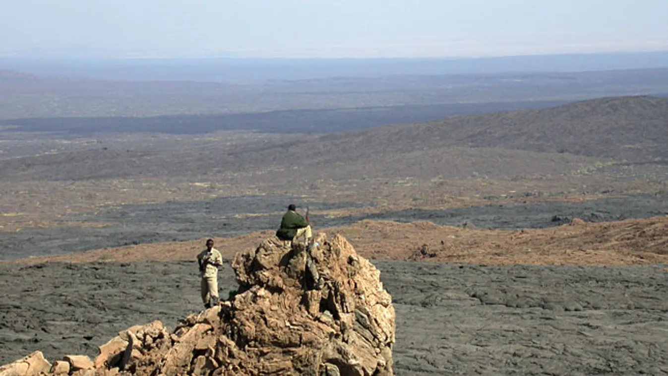 2005-ben etióp rendőrök őrködnek az Erta Ale vulkán oldalán, Etiópia Afar-régiójában. Itt támadtak meg egy turistacsoportot, Etiópia, meghalt két magyar turista Etiópiában, Afar régió