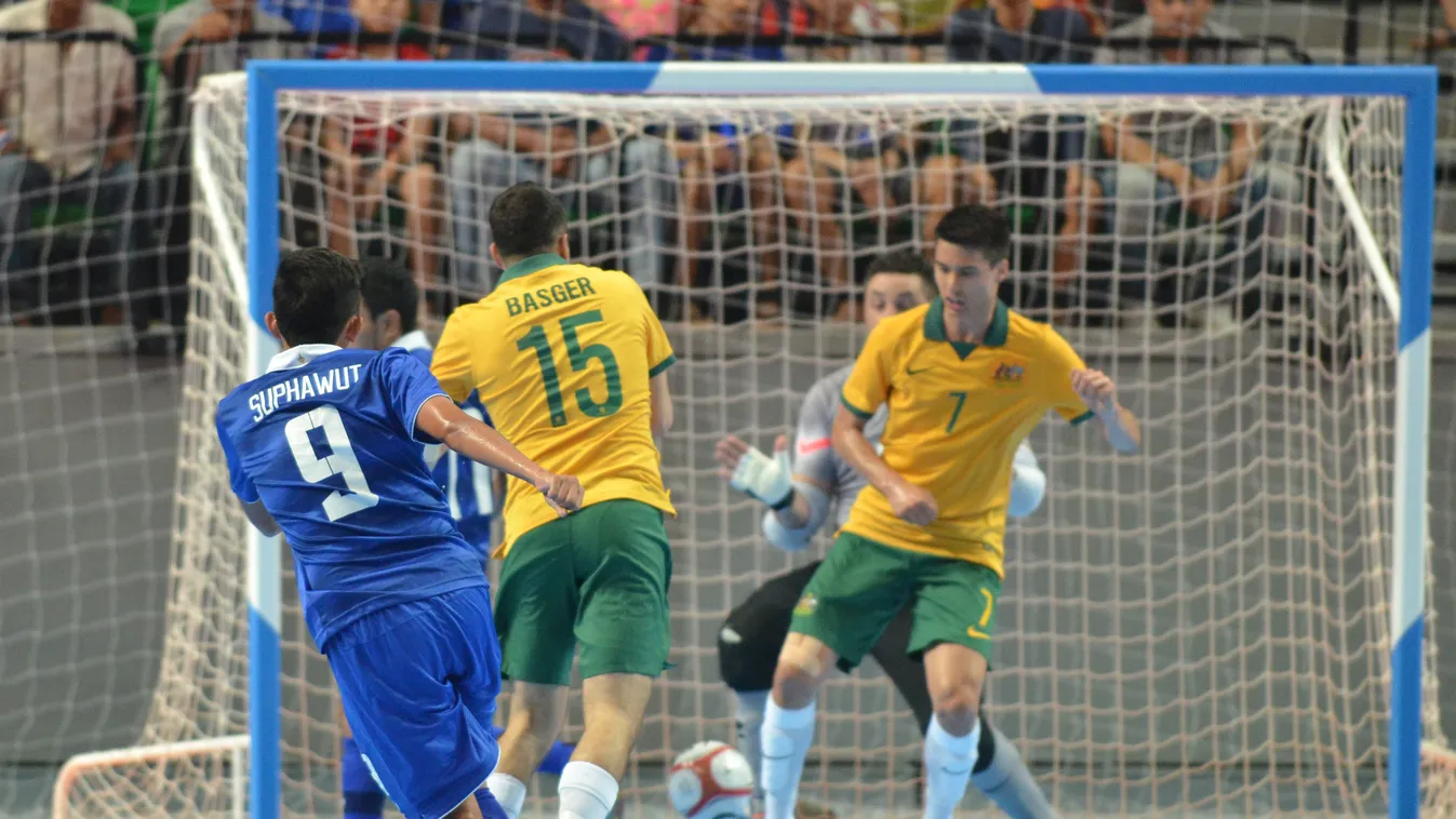 2015 AFF Futsal Championship Final: Thailand v Australia  bangkok thailand AUSTRALIA futsal bangkok arena AFF Futsal Championship 2015 SUPHAWUT THUEANKLANG blast shoot ball SQUARE FORMAT 