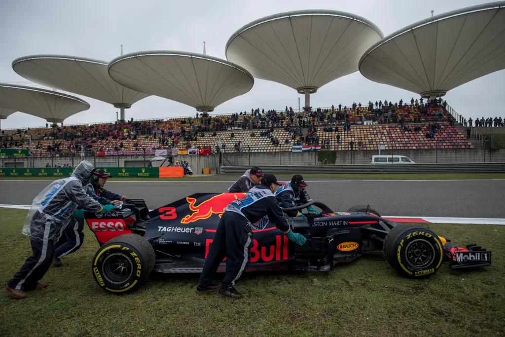 A Forma-1-es Kínai Nagydíj szombati napja, Daniel Ricciardo, Red Bull Racing, sportbírók 