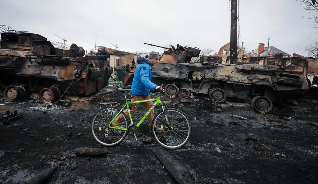 Ukrán válság 2022, orosz, ukrán, háború, Ukrajna, Bucha, megrongálódott orosz katonai járművek, tank 