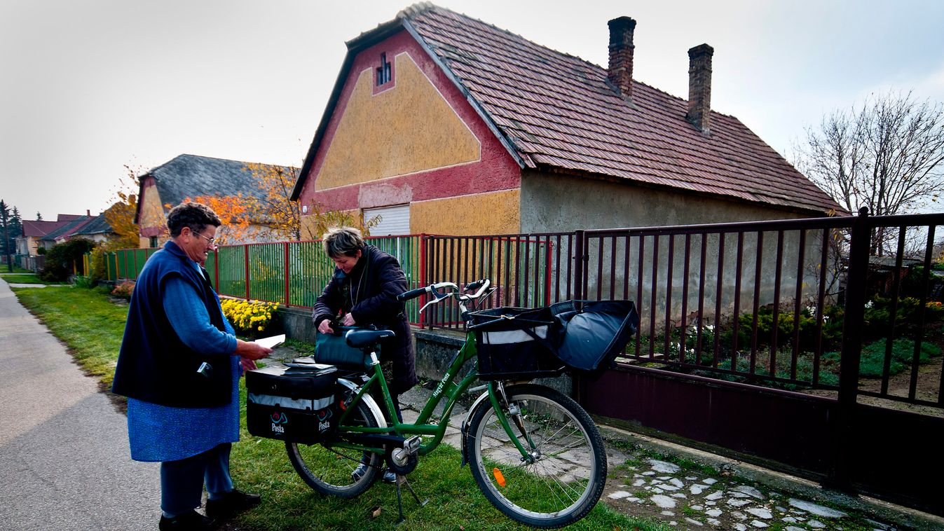 nyugdíj nyugdíjas posta öreg bicikli falu néni 