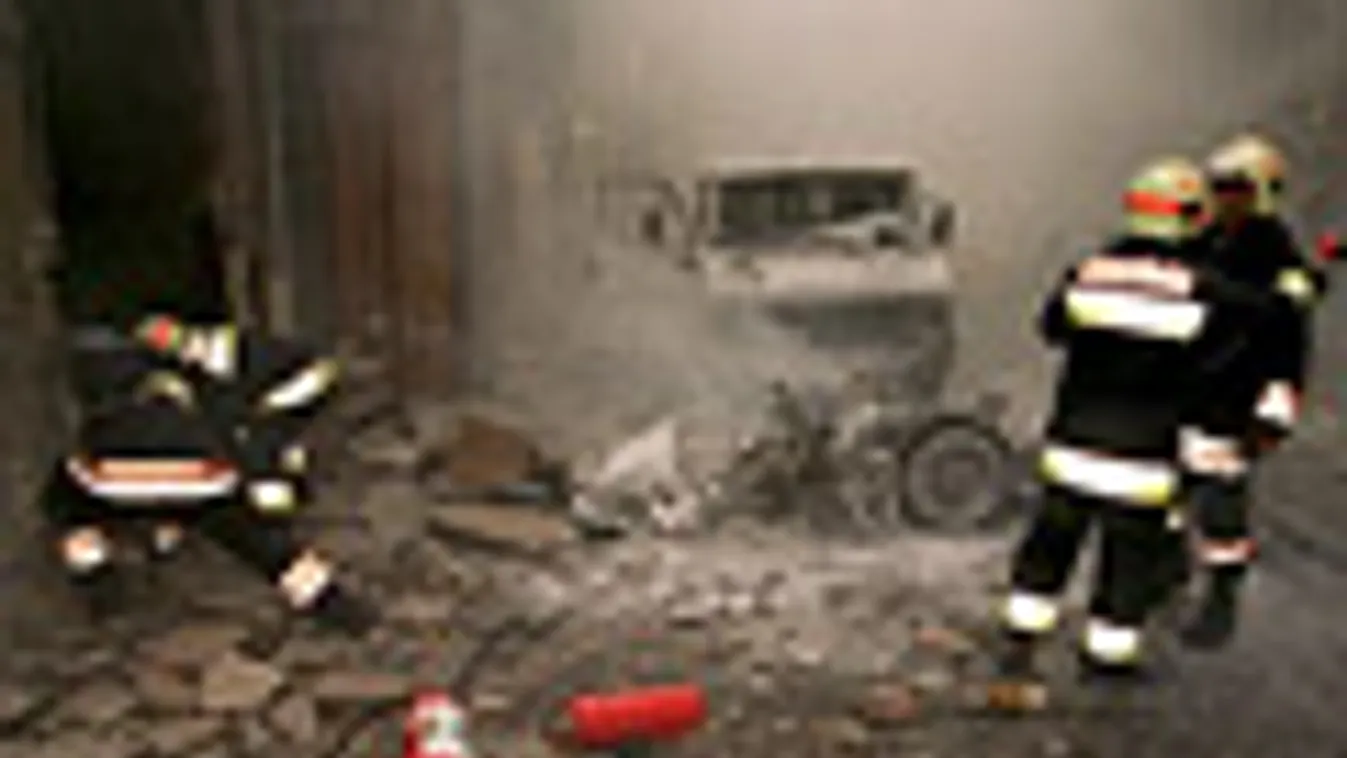 olajügyek, olajmaffia, olajszőkítés, Portik Tamás, tűzoltók dolgoznak a budapesti Aranykéz utcai robbantás helyszínén 1998.07.02-án