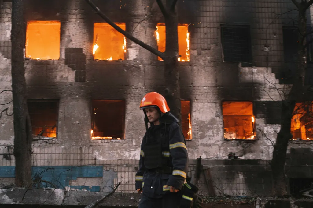 ukrán válság 2022, háború, orosz, ukrán, orosz-ukrán, ég, égő épület, lángok, ukrajna, oroszország, tűzoltó, lángol, lángoló épület 
