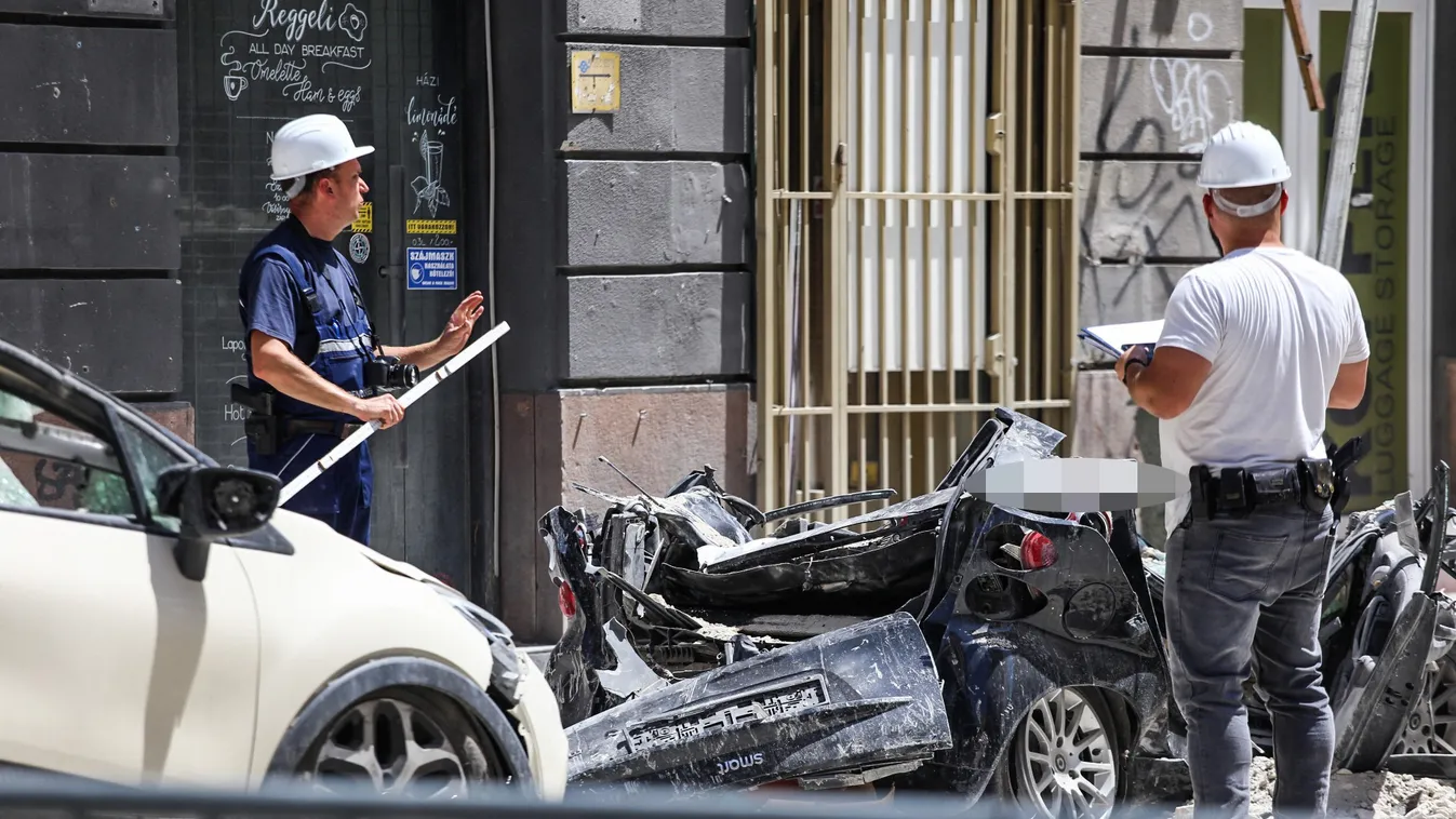 Budapest belváros, leomlott egy ház tetőszerkezete, VI. kerületi Jókai utca, tetőszerkezet, 2022.06.29. 